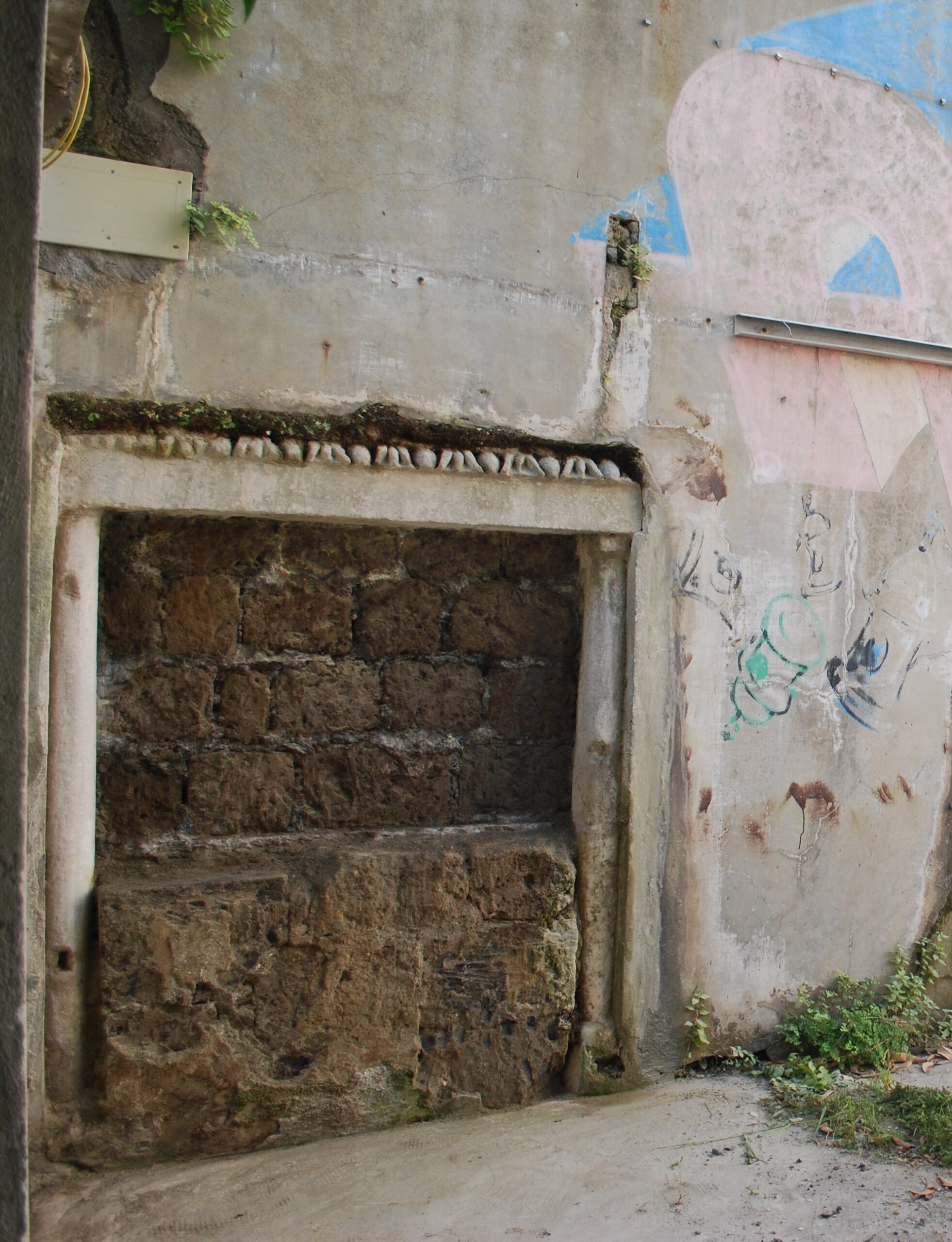 Finestrone aperto dagli Spasiano sulla parete dei Cisternoni nel XVI secolo (foto Laudonia)