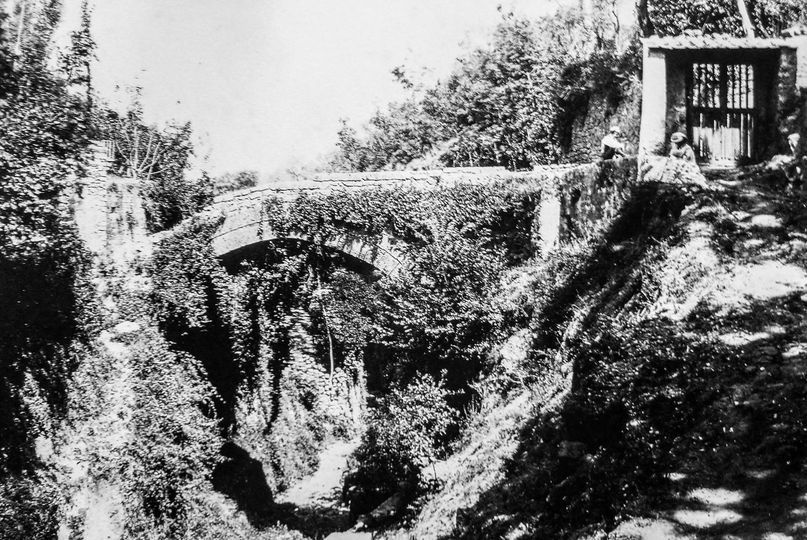 Ponte sul vallone tra l'Atigliana e Cesarano – 1890 (da La Penisola Sorrentina, lineamenti storici di A. Trombetta, 1986)