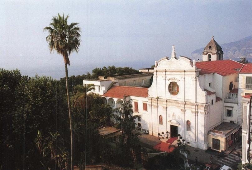 La facciata della chiesa di San Francesco (Carlo Alfaro - da A. Berrino, Il Complesso Conventuale di San Francesco a Sorrento, Castellammare di Stabia 1991)