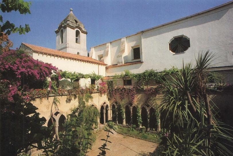 Fotografia panoramica del Chiostro di San Francesco (Carlo Alfaro - da A. Berrino, Il Complesso Conventuale di San Francesco a Sorrento, Castellammare di Stabia 1991)