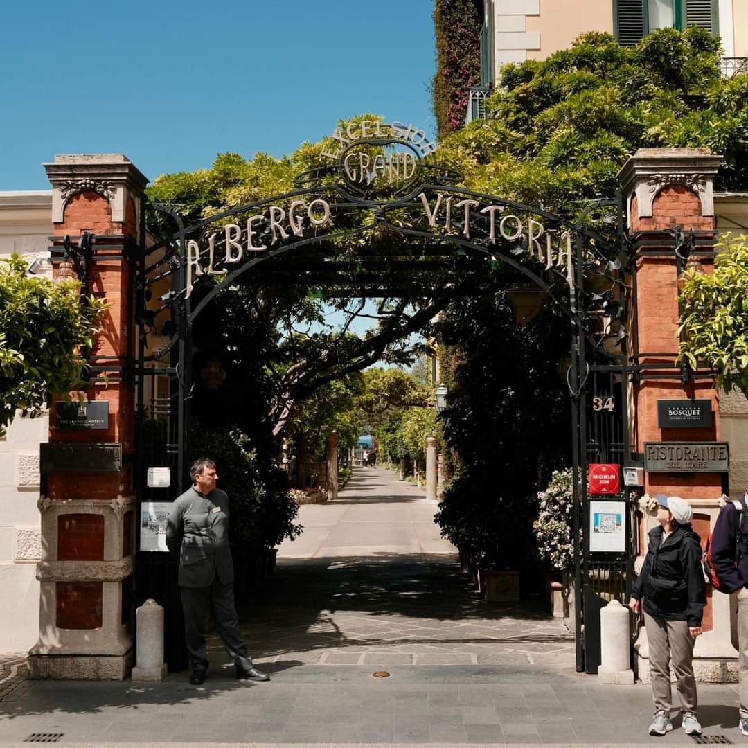 L'ingresso del Grand Hotel Excelsior Vittoria (foto tratta dal sito web del Grand Hotel Excelsior Vittoria)