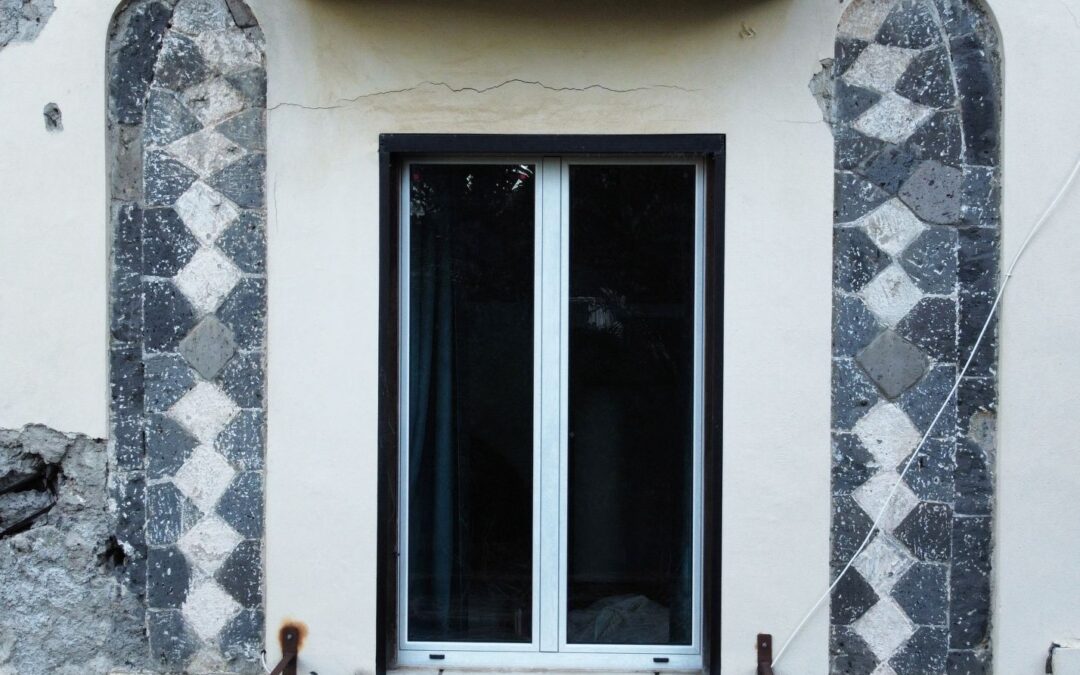 Finestra a tarsia policroma in via Fuoro, 64