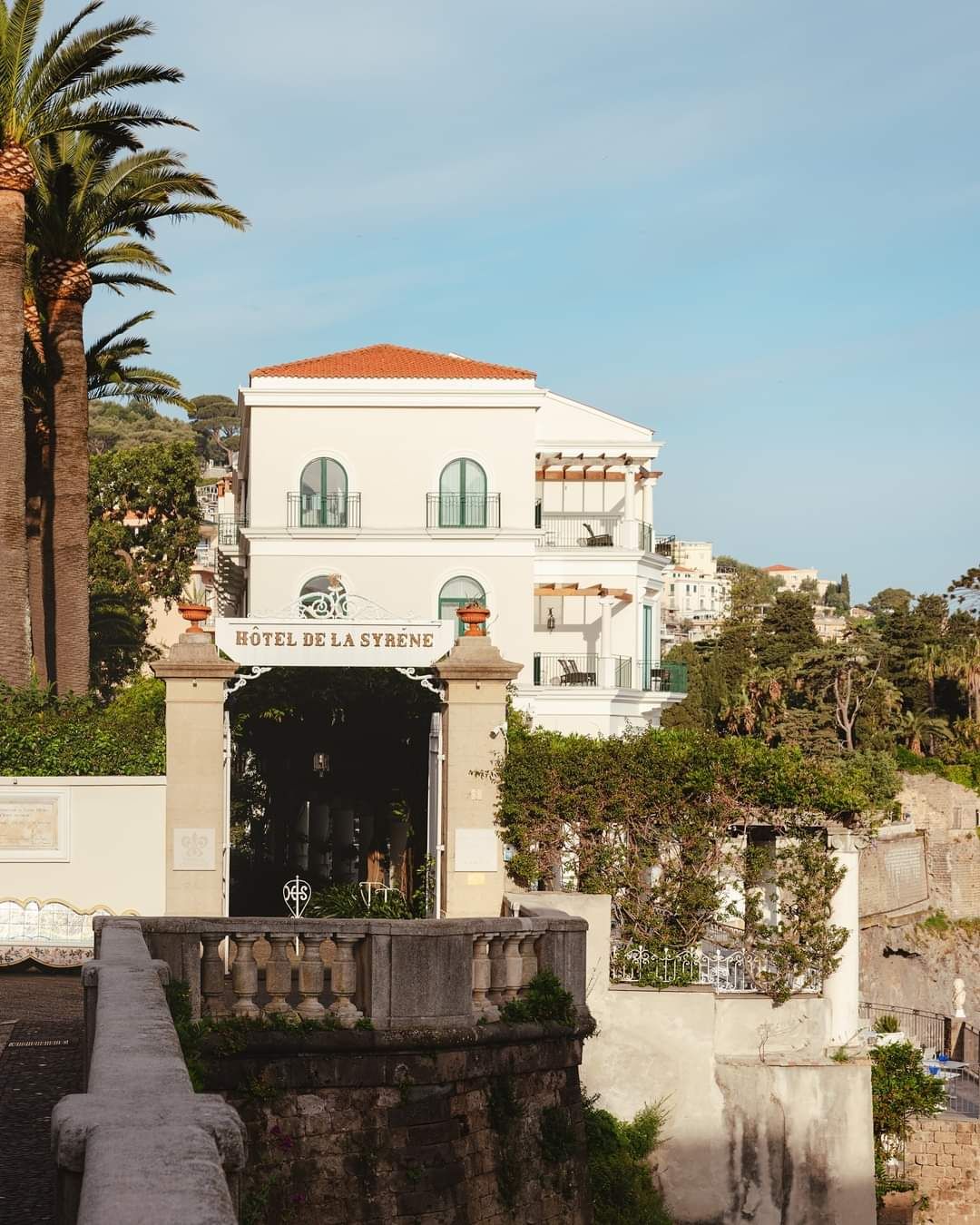 L'ingresso del Grand Hotel Bellevue Syrene (foto tratta dal sito web del Grand Hotel Bellevue Syrene)