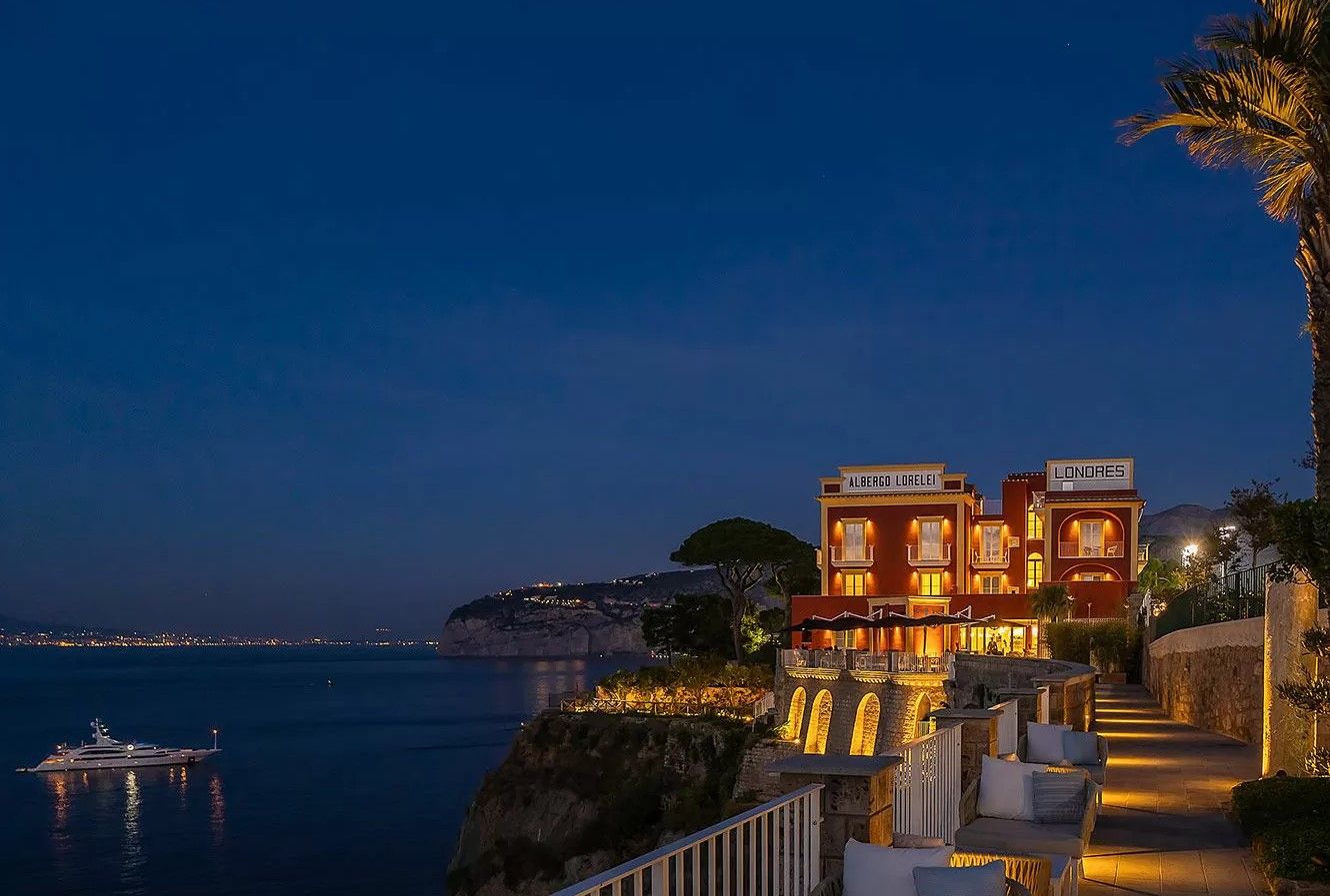 L’albergo visto dalla terrazza (https://www.loreleisorrento.com/it/lorelei-home/)