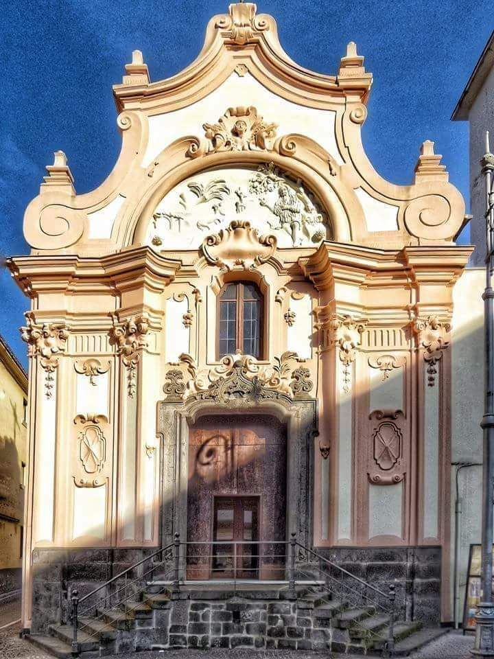 La facciata, di ispirazione "leccese", della chiesa di Sant'Onofrio (foto di Luigi Garbo)