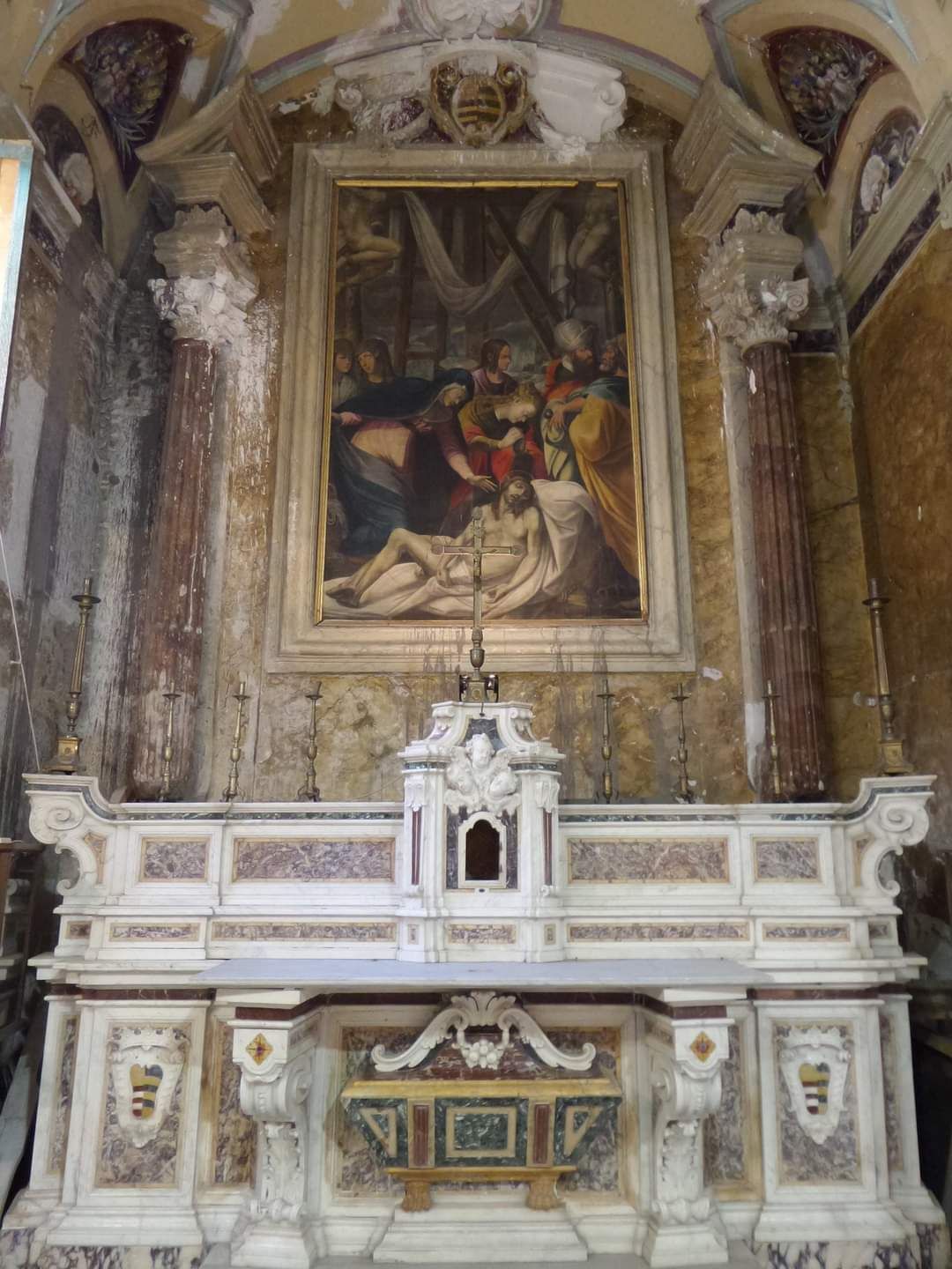 L’altare maggiore della chiesa della Pietà (foto di Luigi Garbo)