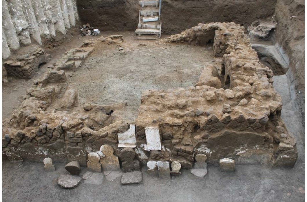 Foto di scavo del 2022, il mausoleo dopo l’eruzione (da L. Di Franco, Surrentum/Sorrento. Studi e ricerche per la carta archeologica della città, Roma 2024)