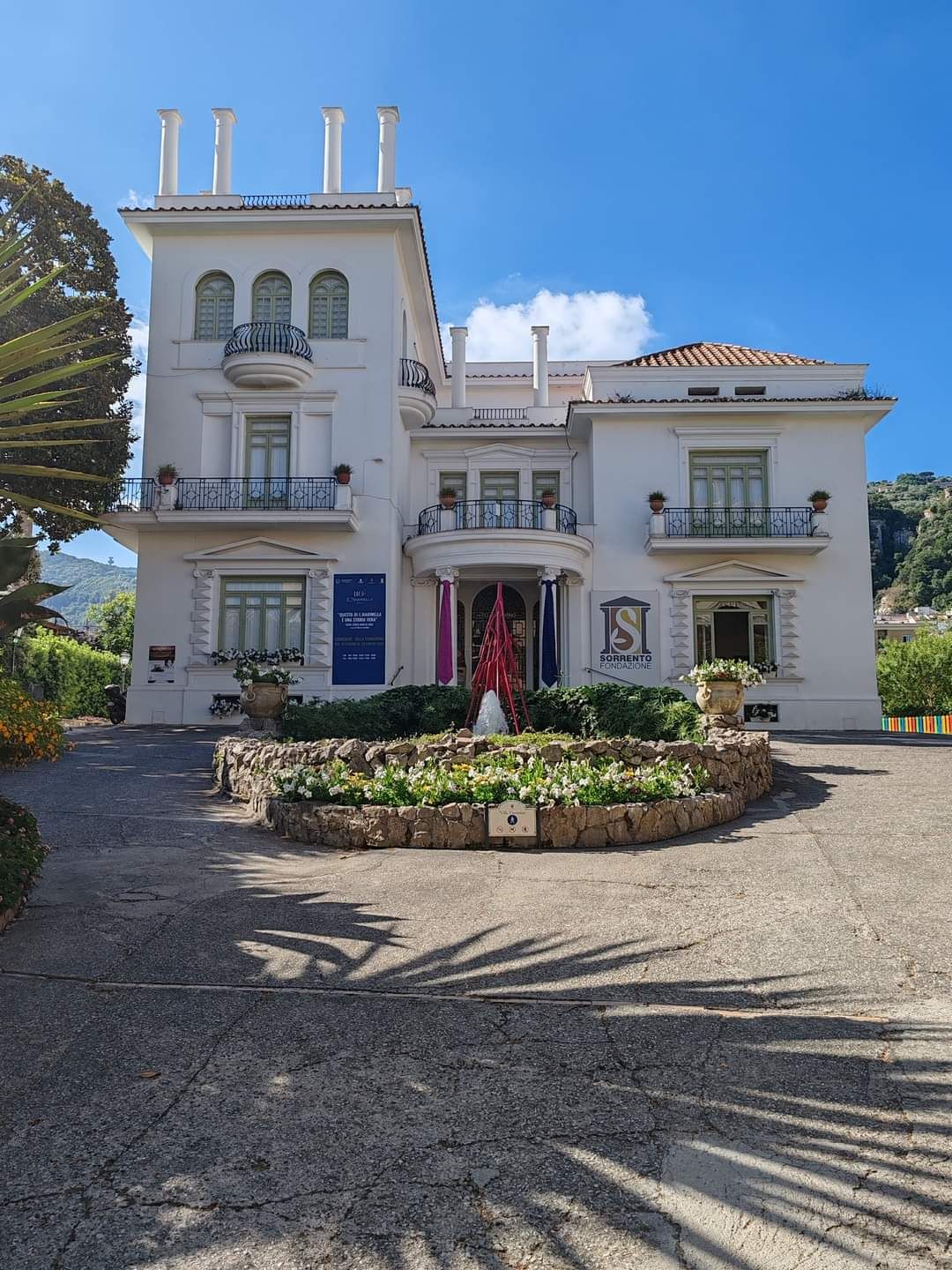 La facciata principale di Villa Fiorentino (foto tratta dalla Pagina Facebook "il meglio di Sorrento")