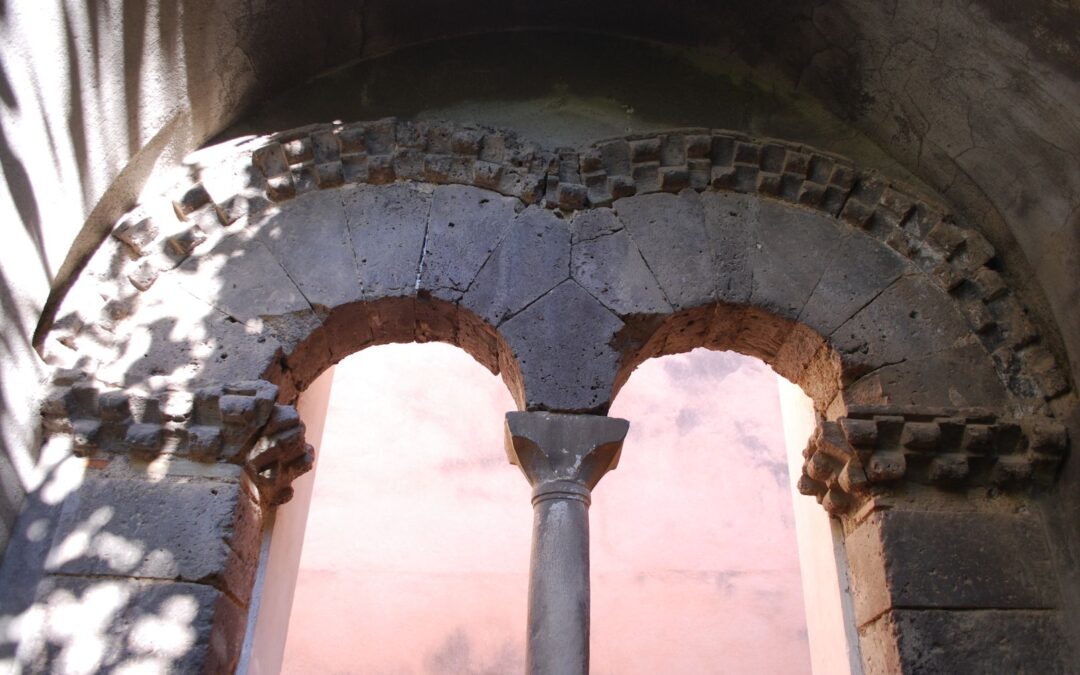 Bifora in via S. M. delle Grazie, 16 bis