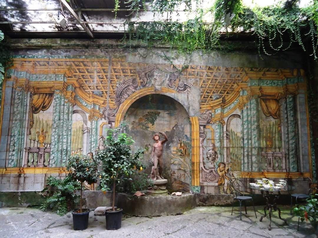 Il pannello maiolicato, risalente al 1772, posto nel cortile posteriore di Casa Grande Correale (foto di Luigi Garbo)