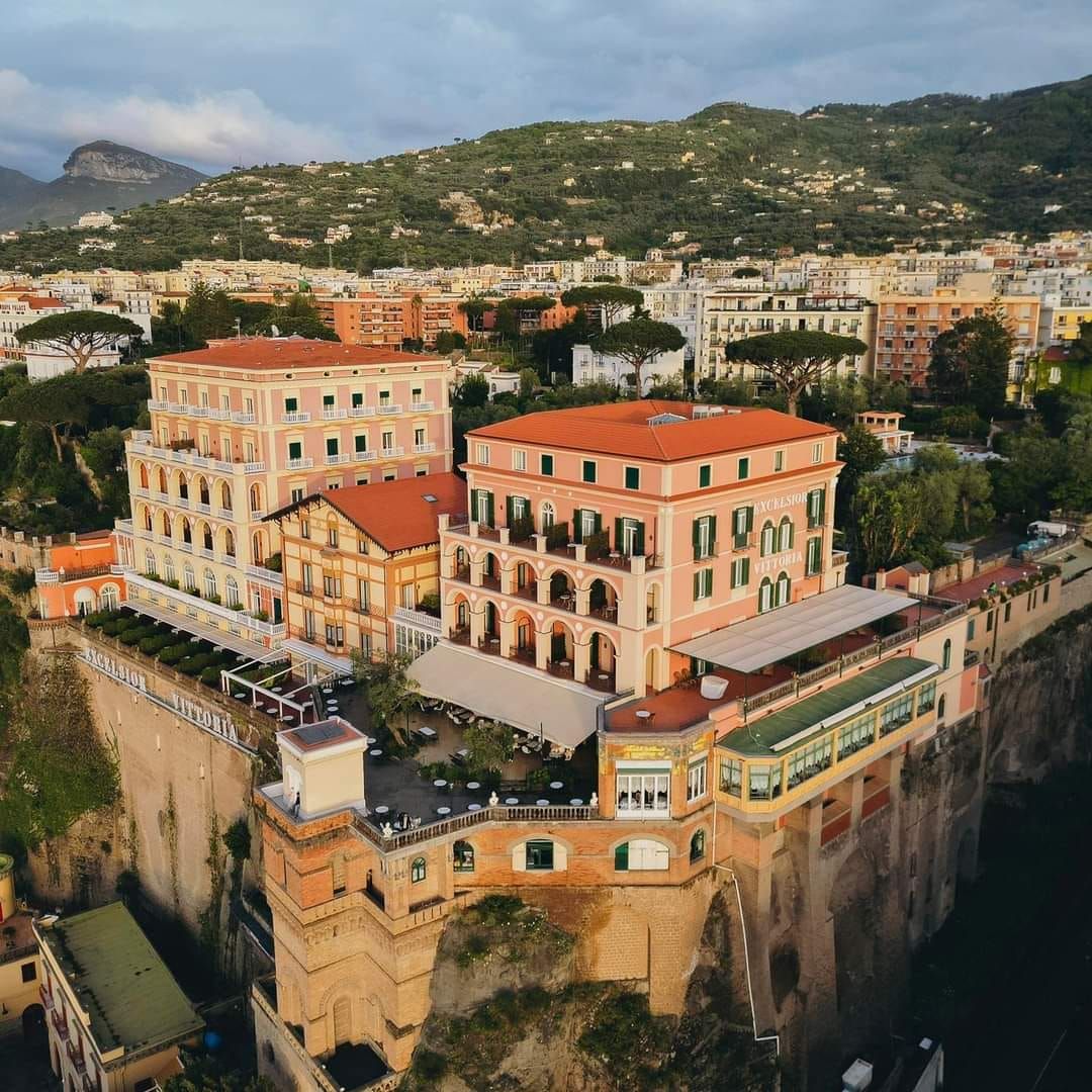 Il complesso, visto dall'alto, del Grand Hotel Excelsior Vittoria (foto tratta dal sito web del Grand Hotel Excelsior Vittoria)