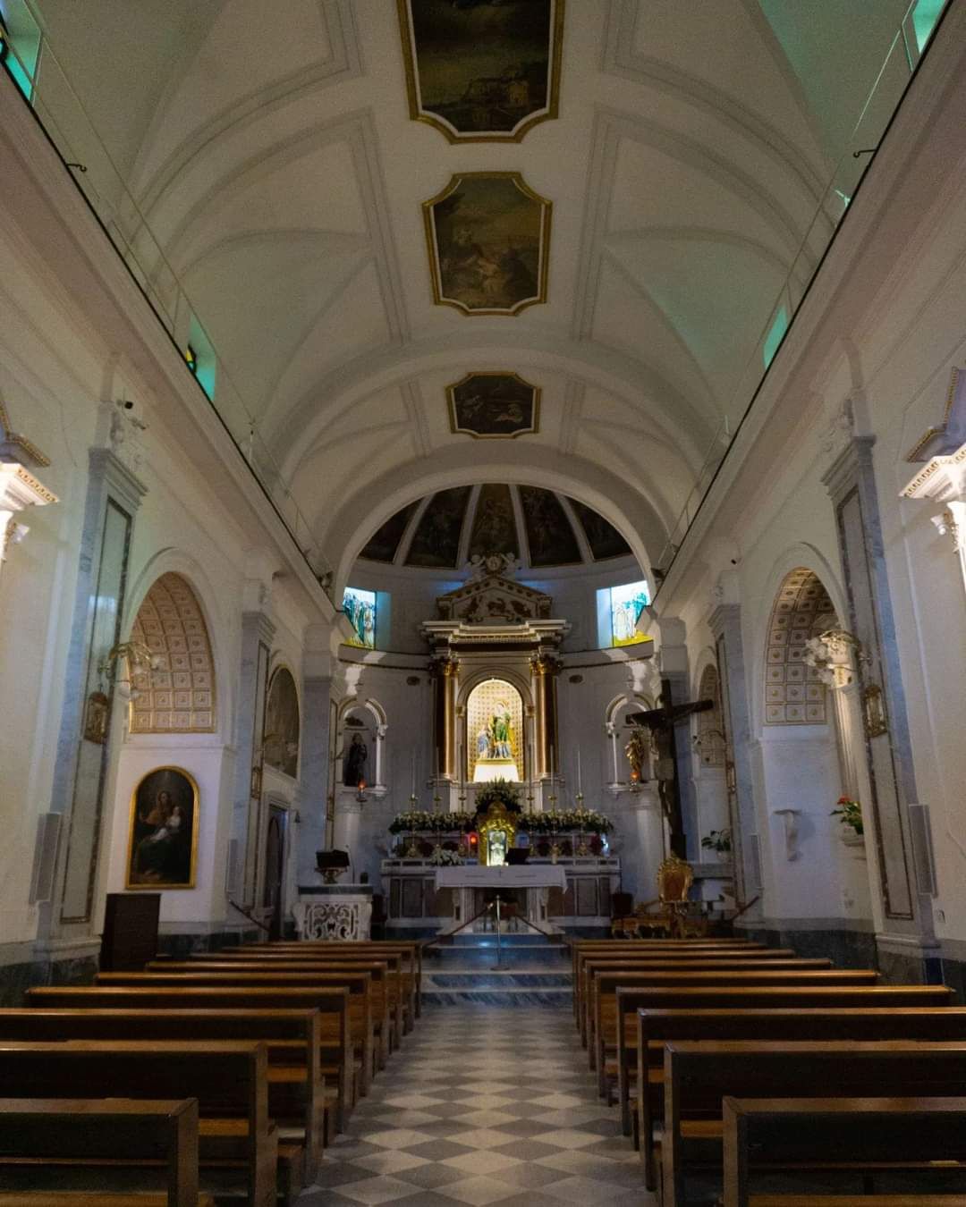L'interno della chiesa di Sant'Anna a Marina Grande (foto tratta dalla Pagina Facebook "about Sorrento")