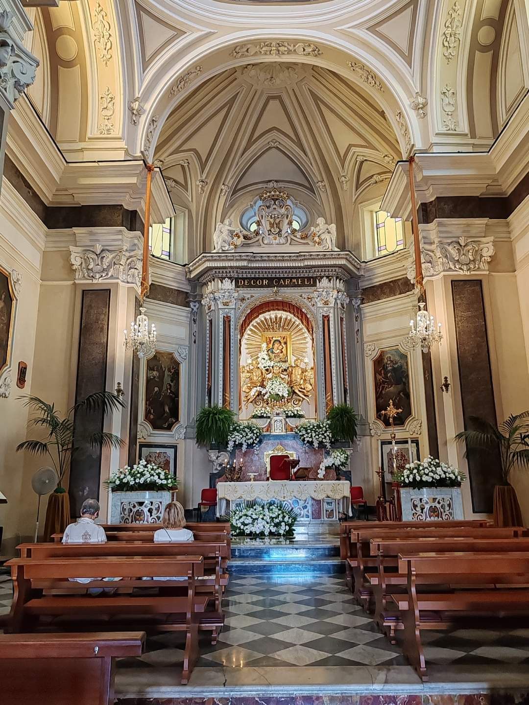 L’interno del Santuario del Carmine di Sorrento (foto tratta dal sito web “Il Meglio di Sorrento)