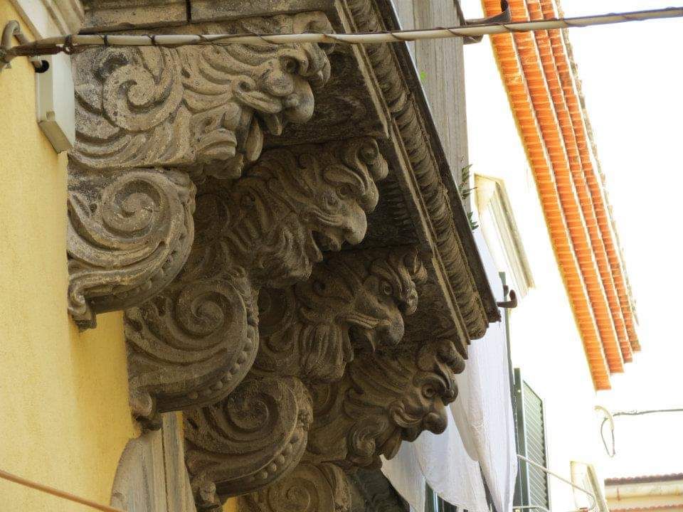 Particolare dei "gattoni" che sostengono il balcone principale della Casa di Cornelia Tasso. (Foto di Luigi Garbo)