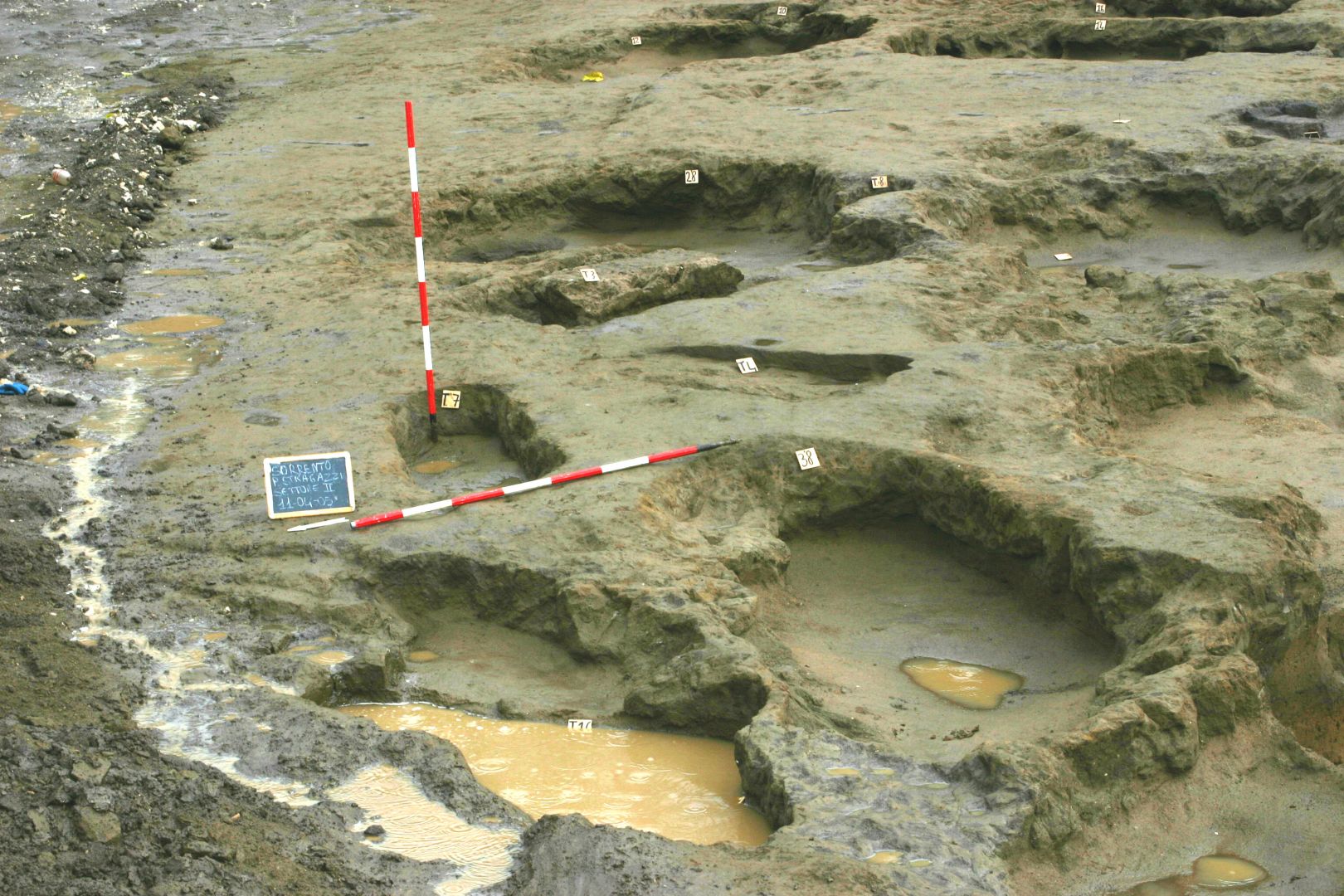 Area degli scavi di via Fuorimura: necropoli intagliata nel tufo (Archivio Fotografico MANN)
