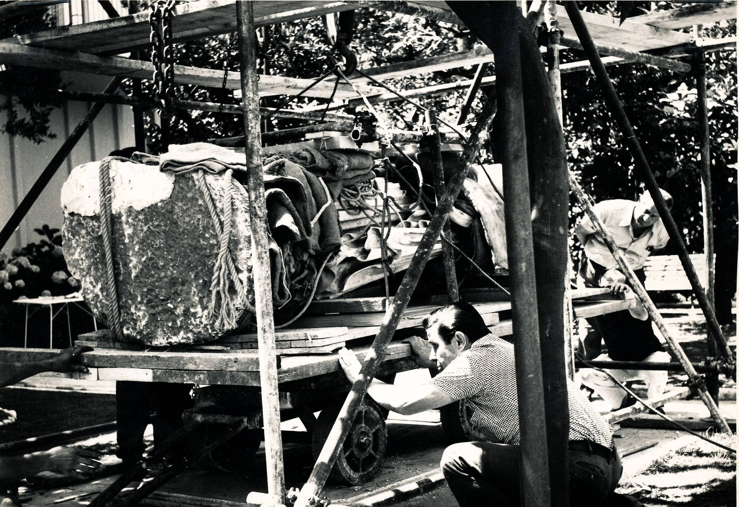 Recupero della statua di peplophoros nel 1973 (Archivio Fotografico Mann)