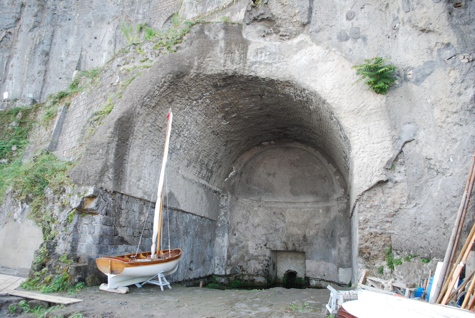 Interno del cd. ninfeo minore di Agrippa Postumo (L. Di Franco (a cura di), Surrentum/Sorrento. Studi e ricerche per la carta archeologica della città, Roma 2024)