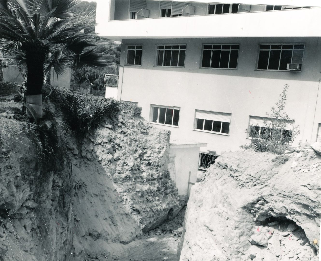Muro in opera reticolata durante gli scavi del 1980 (Archivio Fotografico MANN)