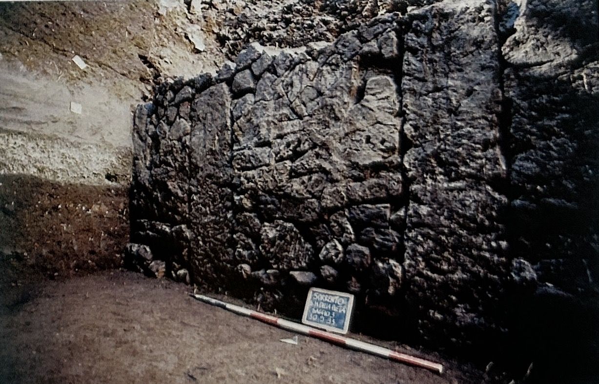 Muro in opera a telaio (T. Budetta, Sorrento (Napoli). Indagini sull’impianto urbano, in Bollettino di Archeologia 39-40, 1996, pp. 125-134)