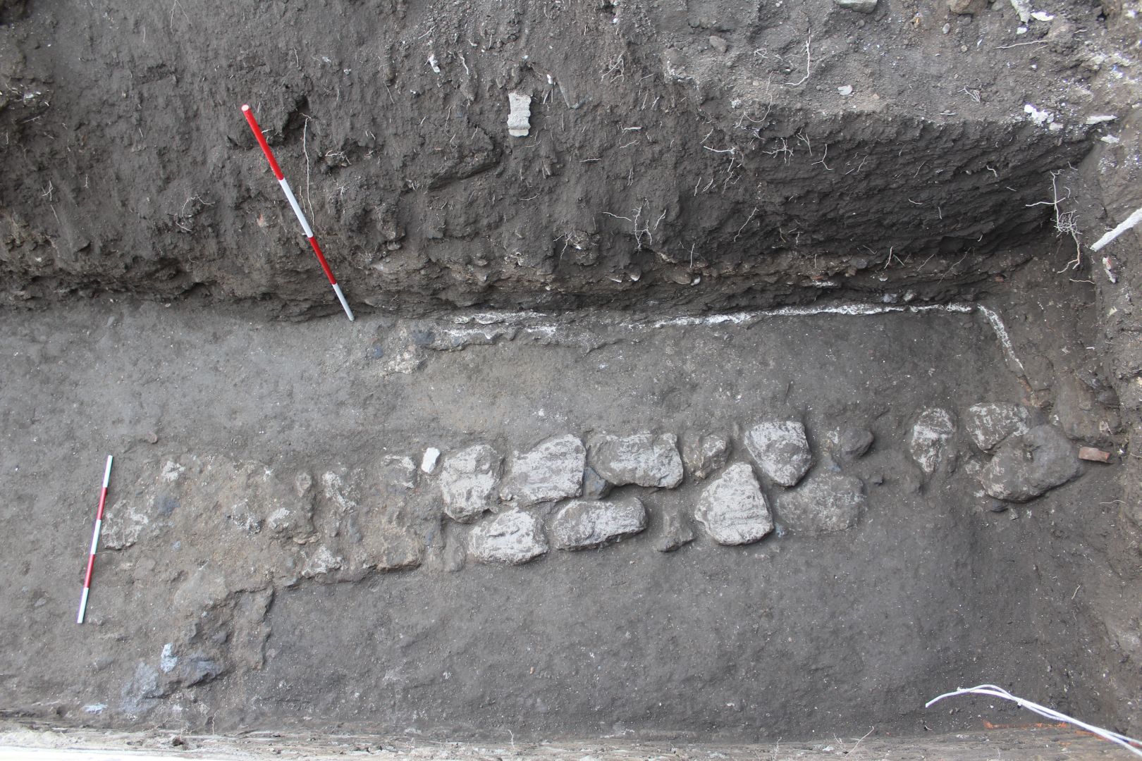 Muro medievale rinvenuto nel 2017 (Archivio Sabap)