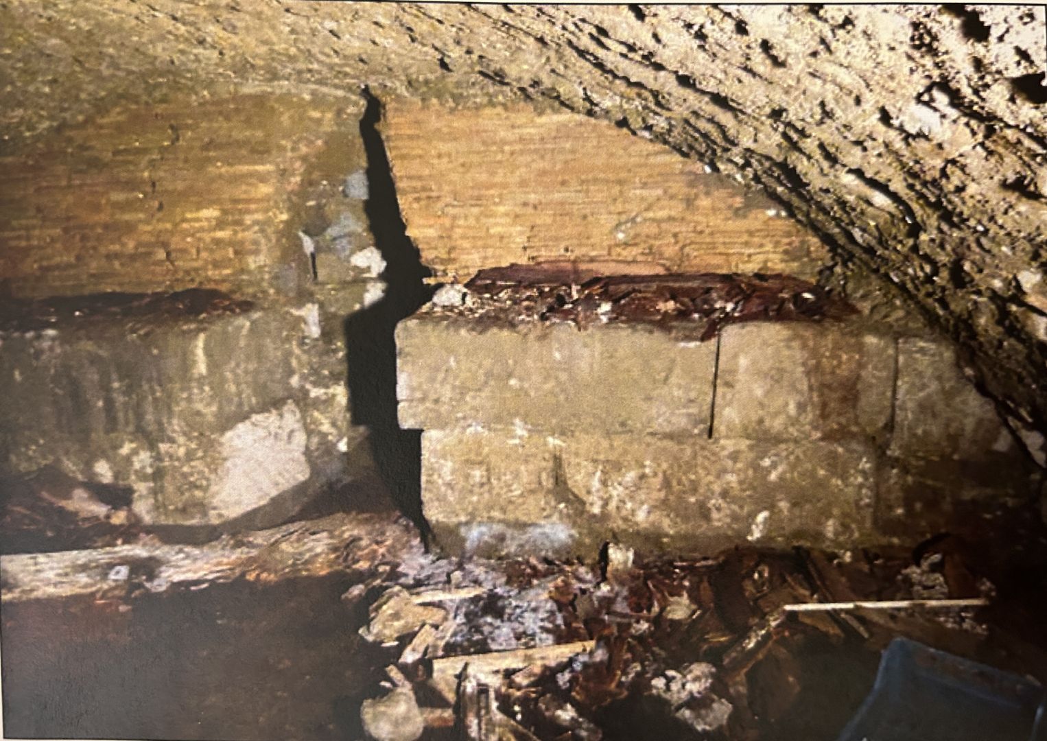 Chiesa dei SS. Felice e Baccolo. Murature in blocchi di tufo e rifacimento in laterizi nella cripta, all’altezza dell’altare (Archivio Sabap)