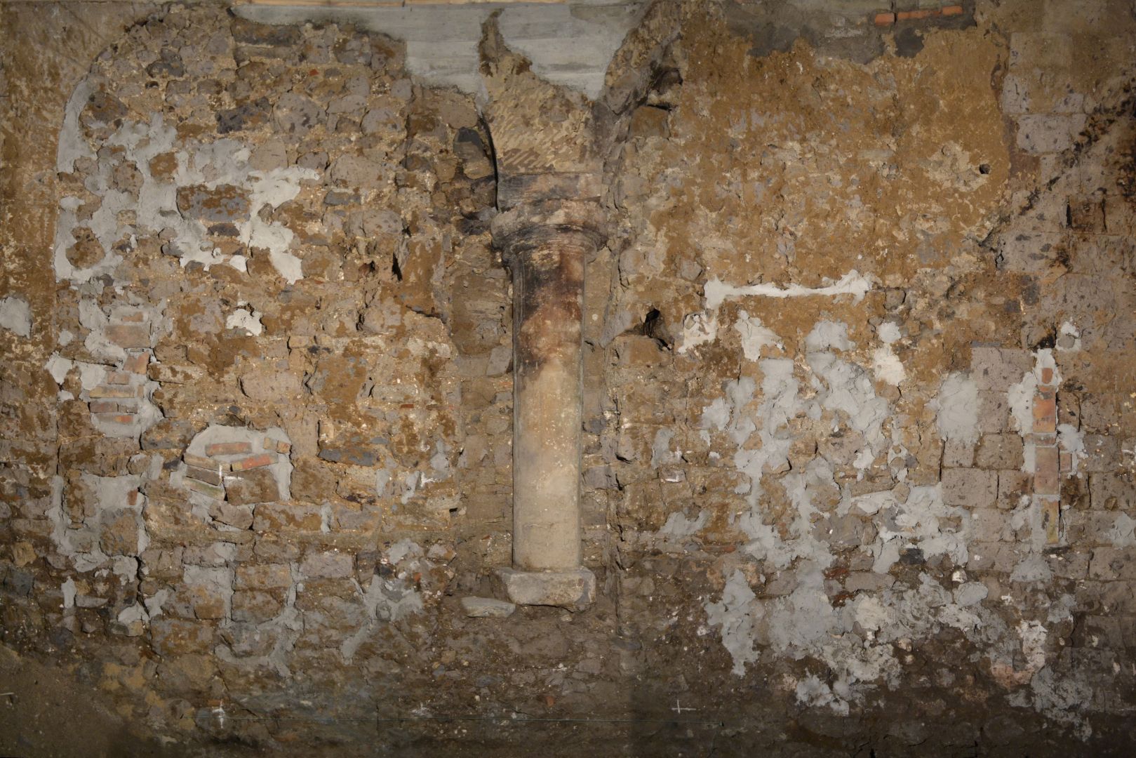 Indagini 2015. Muro con marmi reimpiegati.